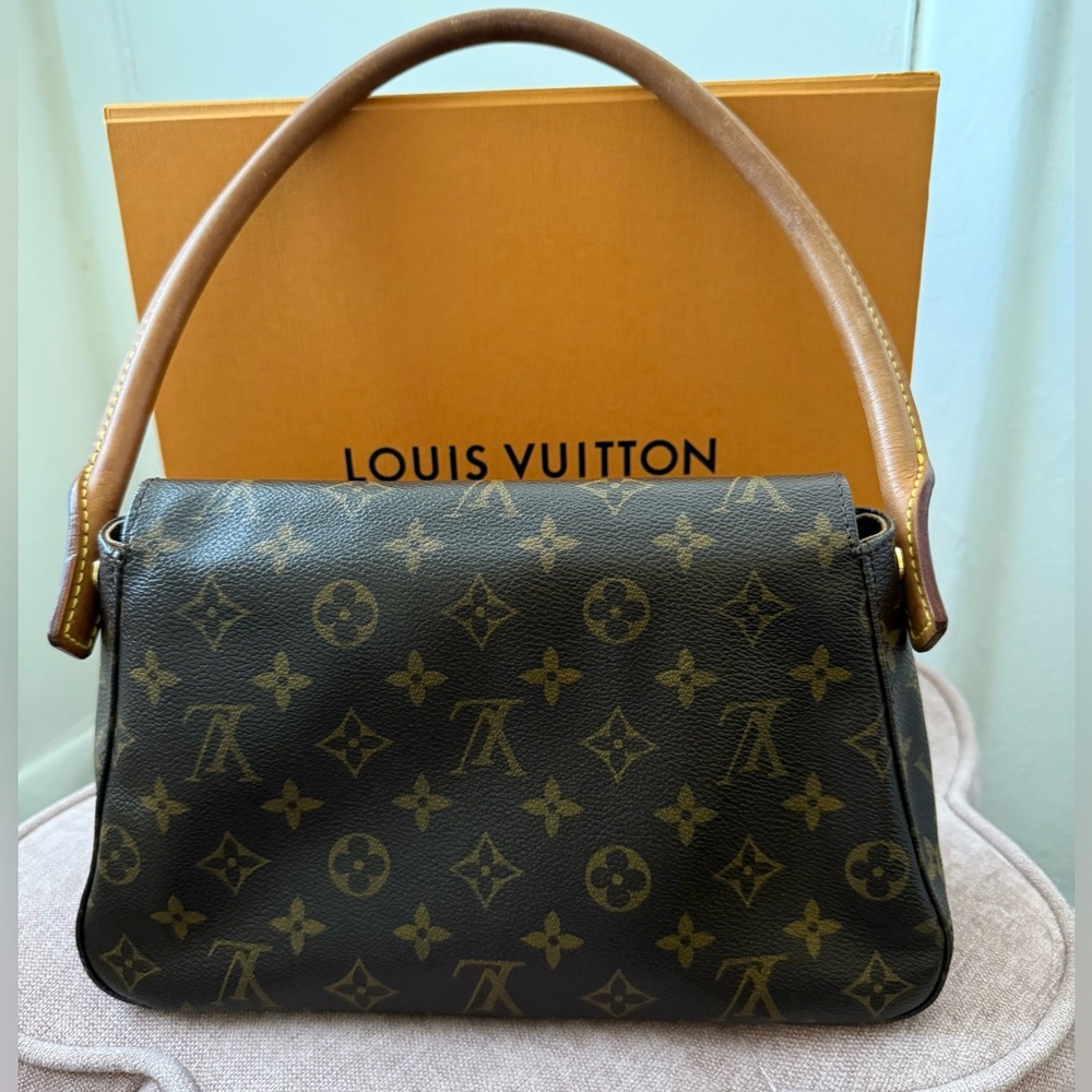 Louis Vuitton Mini Looping Shoulder
Bag (with Box) - Picture 3 of 16